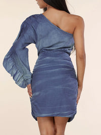 WOMEN'S ONE SHOULDER CHAMBRAY RUCHED TIE DYE MINI DRESS