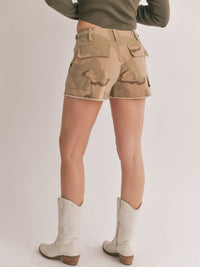 WOMEN'S BUTTON CLOSURE POCKETS CAMO PRINT SHORTS