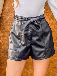 WOMEN'S BUTTON CLOSURE FRONT POCKETS PU PLEATHER MINI SHORTS