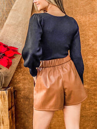 WOMEN'S BUTTON CLOSURE FRONT POCKETS PU PLEATHER MINI SHORTS