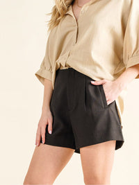 WOMEN'S BUTTON CLOSURE FRONT POCKETS MINI SHORTS