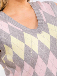 PLUS SIZE SLEEVELESS V-NECK MULTI PRINT TOP