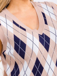 PLUS SIZE SLEEVELESS V-NECK MULTI PRINT TOP