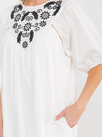 WOMEN'S SHORT PUFF SLEEVE FRONT POCKETS EMBROIDERY DETAILED TUNIC MINI DRESS