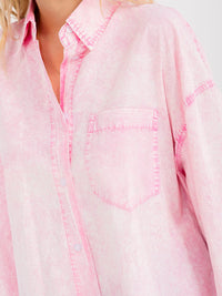 WOMEN'S LONG SLEEVE BUTTON UP FRONT POCKET CHAMBRAY WASHED OVERSIZED SHIRT