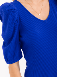 WOMEN'S SHORT PUFF SLEEVE V-NECK RIBBED BLOUSE