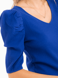 WOMEN'S SHORT PUFF SLEEVE V-NECK RIBBED BLOUSE
