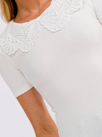 WOMEN'S SHORT SLEEVE EYELET COLLAR RIBBED BLOUSE