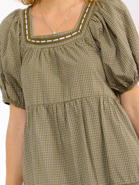 WOMEN'S SHORT PUFF SLEEVE SQUARE NECK FRONT POCKETS TIERED PLAID MINI DRESS