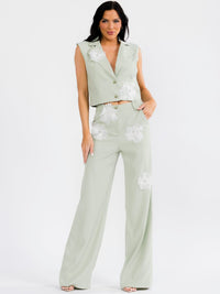 WOMEN'S SLEEVELESS CROP TO & BUTTON CLOSURE PANTS FLOWER DETAILED 2PC. SET