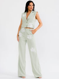WOMEN'S SLEEVELESS CROP TO & BUTTON CLOSURE PANTS FLOWER DETAILED 2PC. SET