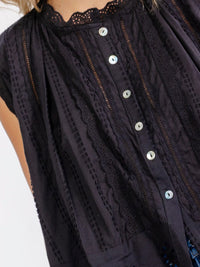 WOMEN'S SLEEVELESS BUTTON UP CROCHET DETAILED LOOSE FIT TOP