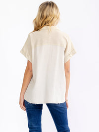 WOMEN'S SHORT SLEEVE V-NECK BUTTON UP CONTRAST BLOUSE