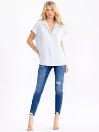 WOMEN'S SHORT SLEEVE V-NECK BUTTON UP CONTRAST BLOUSE
