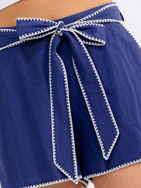 WOMEN'S ZIP UP SELF TIE FRONT POCKETS TRIM DETAILED MINI SHORTS