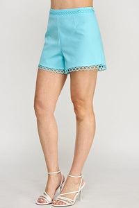 WOMEN'S ZIPPER CLOSURE TRIM DETAILED MINI SHORTS