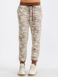 WOMEN'S ELASTIC WAIST FRONT POCKET CAMO PRINT FLEECE SWEATPANTS