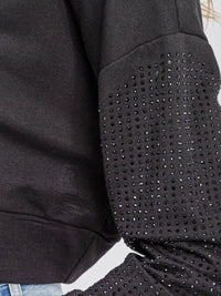 WOMEN'S LONG SLEEVE STUDS DETAILED HOODED PULLOVER CROP TOP