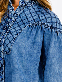 WOMEN'S LONG SLEEVE BUTTON UP DETAILED CHAMBRAY TOP