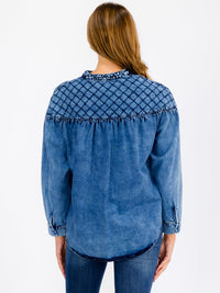 WOMEN'S LONG SLEEVE BUTTON UP DETAILED CHAMBRAY TOP
