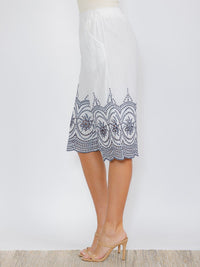 WOMEN'S ELASTIC WAIST FRONT POCKETS EMBROIDERY BERMUDA SHORTS
