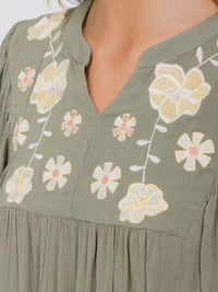 WOMEN'S SHORT RUFFLE SLEEVE V-NECK FLOWER EMBROIDERY DETAILED BLOUSE