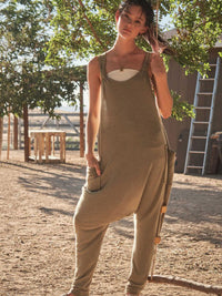 WOMEN'S SLEEVELESS FRONT POCKET OPEN BACK JOGGER JUMPSUIT