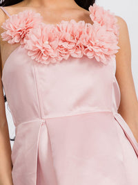WOMEN'S SLEEVELESS FLOWER DETAILED PLEATED MINI DRESS