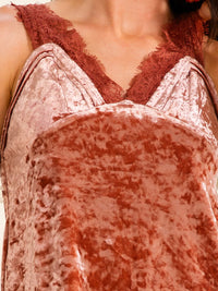 ENTRO WOMEN'S SLEEVELESS V-NECK LACE DETAILED VELVET TOP