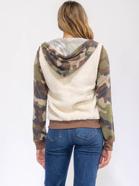 WOMEN'S LONG SLEEVE ZIPPER CLOSURE SHERPA CAMO HOODED JACKET