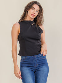 WOMEN'S SLEEVELESS MOCK NECK BUCKLE DETAILED BLOUSE