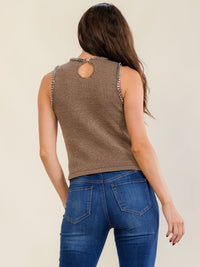WOMEN'S SLEEVELESS MOCK NECK CHAIN TRIM KNIT BLOUSE