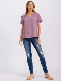 WOMEN'S SHORT PUFF SLEEVE V-NECK DETAILED BLOUSE