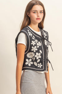 WOMEN'S SLEEVELESS FRONT TIE FLORAL EMBROIDERY PUFFER VEST