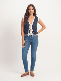 WOMEN'S SLEEVELESS V-NECK FRONT TIE CROCHET TOP
