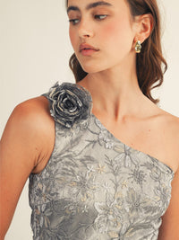 JUST ME WOMEN'S ONE SHOULDER RUFFLE HIGH-LOW SHIMMER FLORAL MIDI DRESS