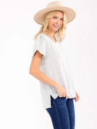 WOMEN'S SHORT SLEEVE HIGH-LOW DETAILED BLOUSE