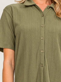 WOMEN'S SHORT SLEEVE BUTTON UP RIBBED BLOUSE