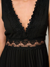 WOMEN'S SLEEVELESS V-NECK TRIM DETAILED PLEATED MAXI DRESS