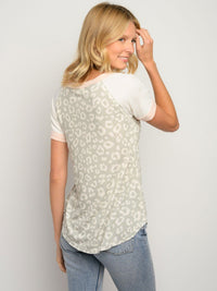 WOMEN'S LEOPARD PRINT SHORT SLEEVE FRONT POCKET TOP