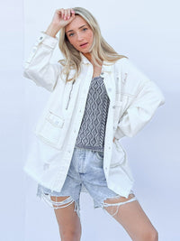WOMEN'S LONG SLEEVE BUTTON CLOSURE FRONT POCKETS DISTRESS DENIM SHACKET
