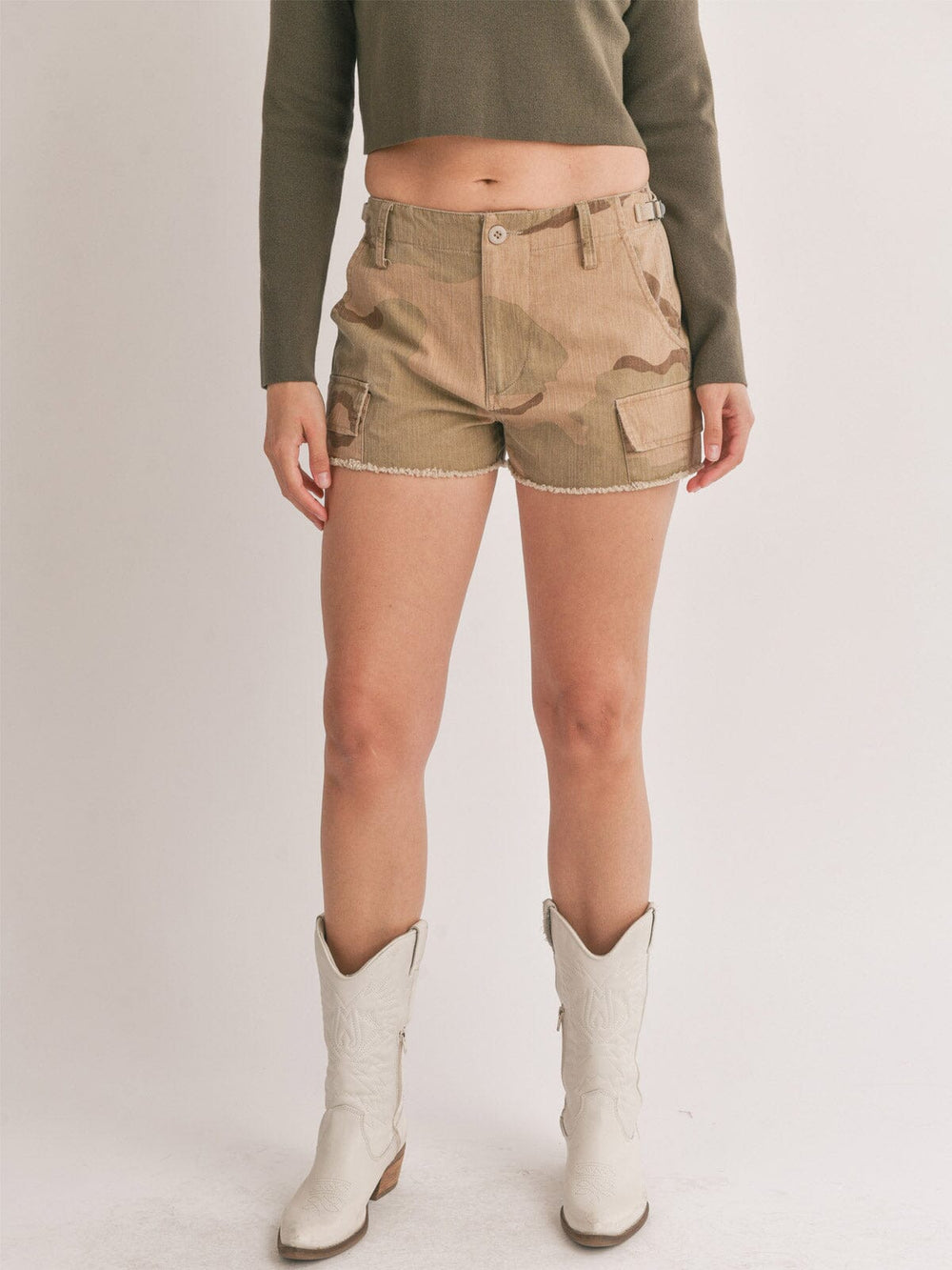 WOMEN'S BUTTON CLOSURE POCKETS CAMO PRINT SHORTS