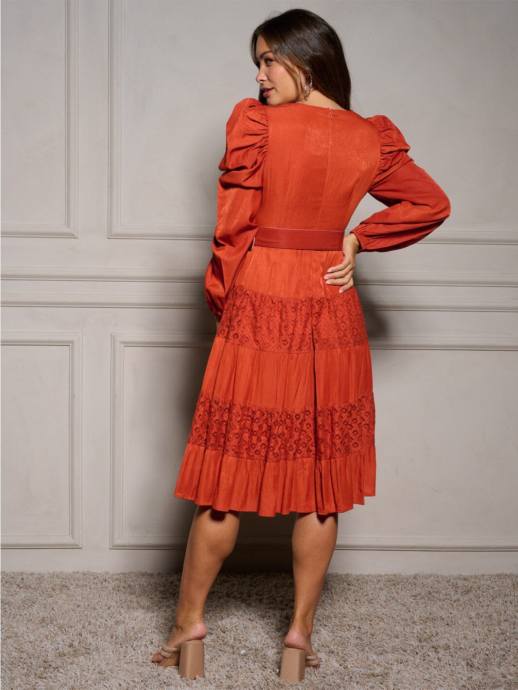 WOMEN'S LONG SLEEVE V-NECK BELTED LACE DETAILED MIDI DRESS