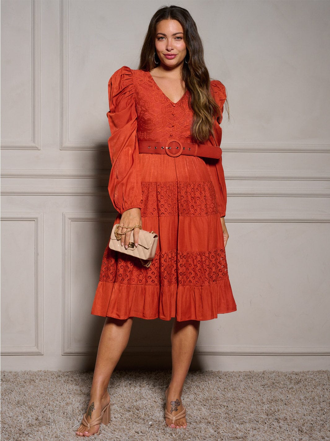 WOMEN'S LONG SLEEVE V-NECK BELTED LACE DETAILED MIDI DRESS