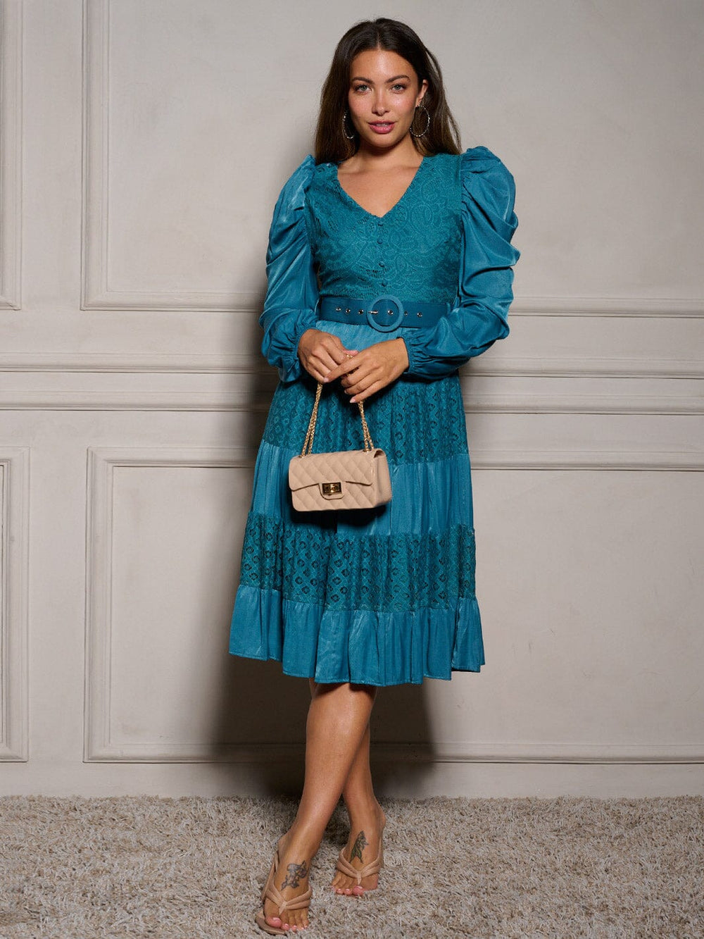 WOMEN'S LONG SLEEVE V-NECK BELTED LACE DETAILED MIDI DRESS