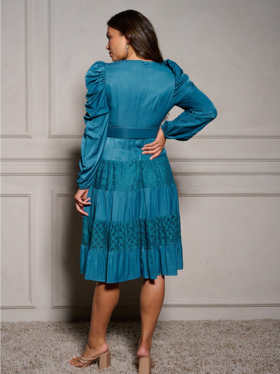 WOMEN'S LONG SLEEVE V-NECK BELTED LACE DETAILED MIDI DRESS