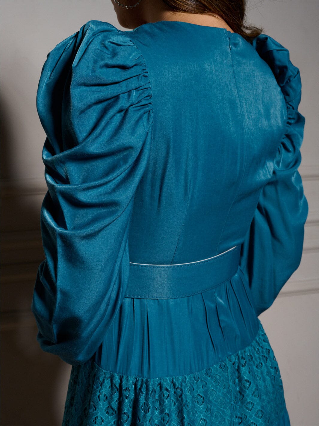 WOMEN'S LONG SLEEVE V-NECK BELTED LACE DETAILED MIDI DRESS