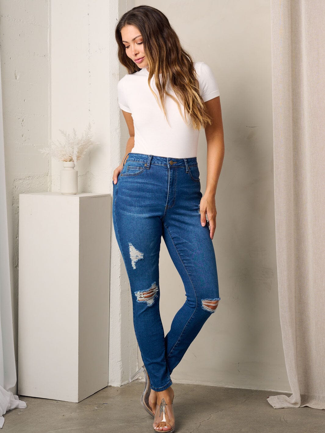 WOMEN'S BUTTON CLOSURE DISTRESSED SKINNY JEANS