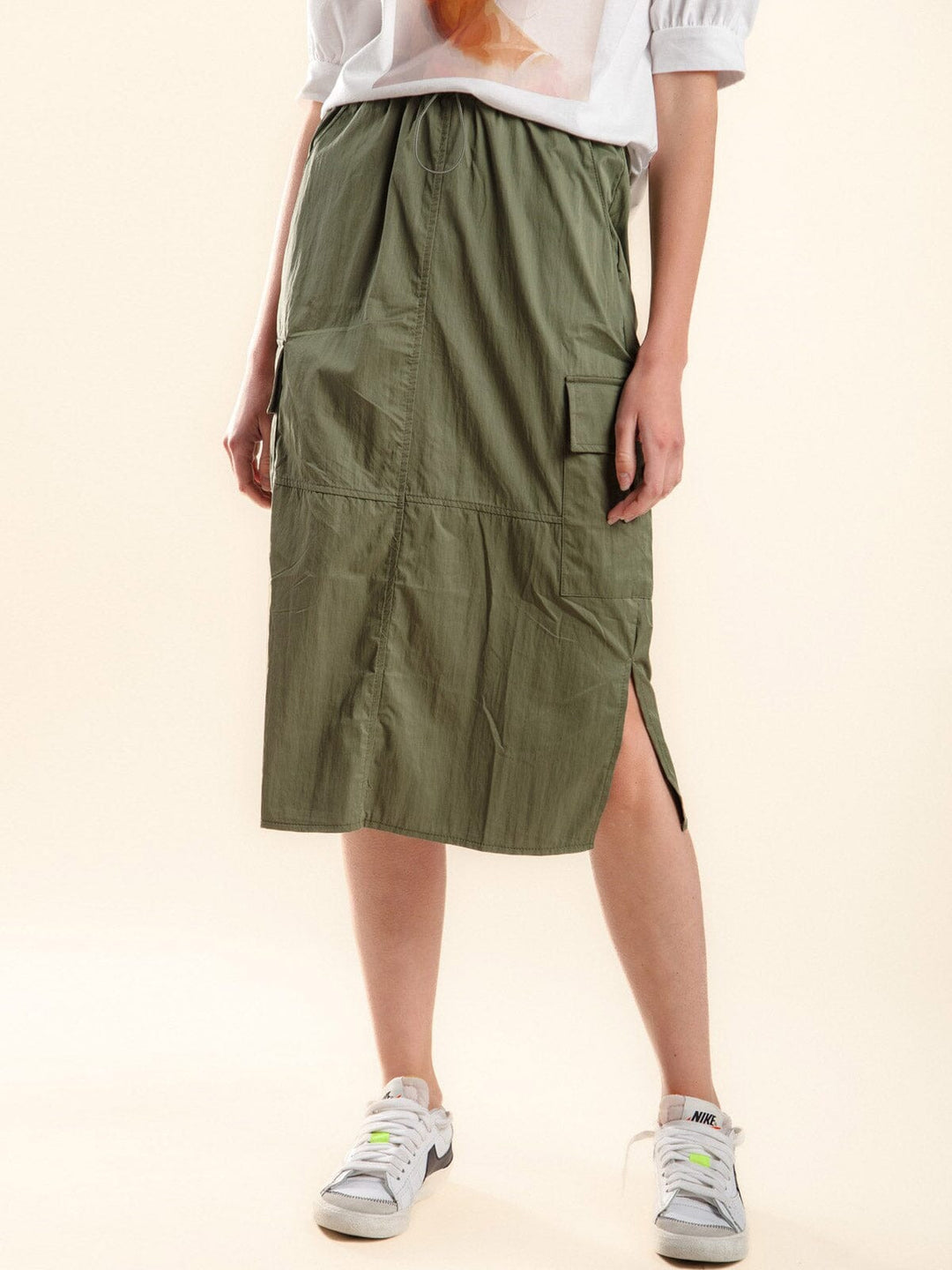 WOMEN'S ELASTIC WAIST CARGO POCKETS SIDE SLIT MIDI SKIRT