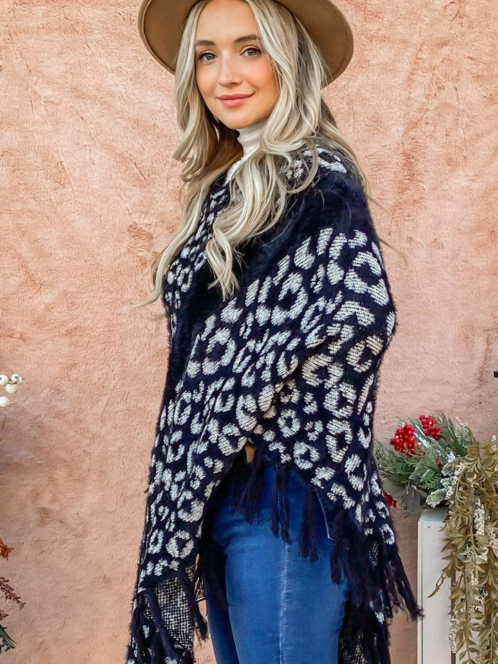 WOMEN'S V-NECK ANIMAPRINT FRINGE HEM PULLOVER PONCHO